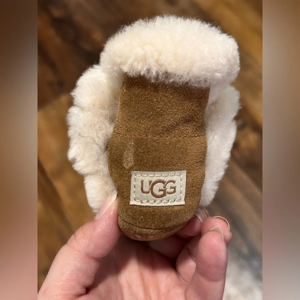 1 Ugg shoe (left)
